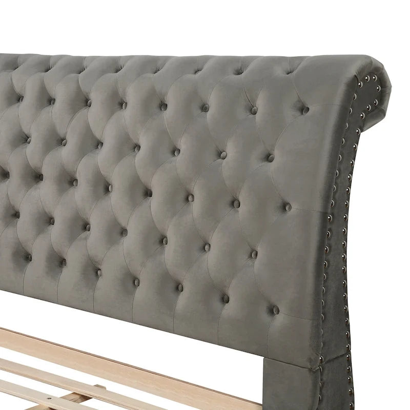 Cama trineo de terciopelo gris, capitoné con botones, ribete de tachuelas – Queen/King
