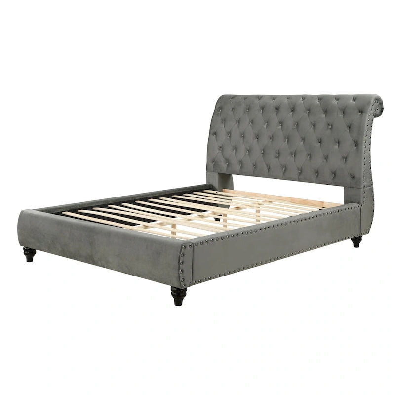 Cama trineo de terciopelo gris, capitoné con botones, ribete de tachuelas – Queen/King